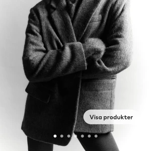 Kavaj ull H&M - Oversized kappa i ull från H&M. Storlek XS, passar även S då den är oversized. Som ny, bara använd ett par gånger. Slut på hemsidan!