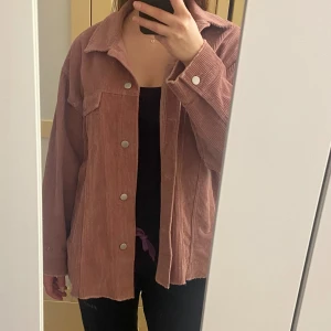 Rosa jacka - Har själv köpt jackan här på Plick precis, men säljer den igen för att den var mer baggy/oversized än jag tänkte. Annars inget fel på den. 