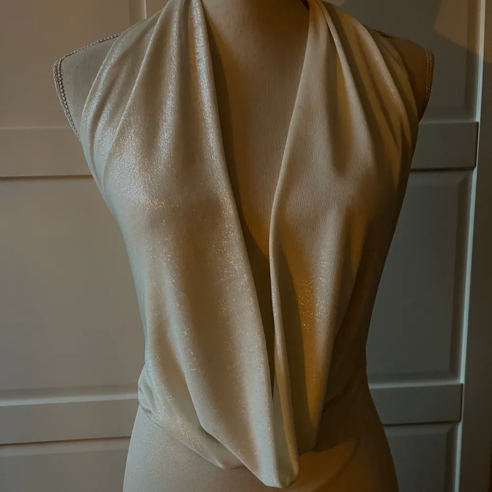Såå fin balklänning aldrig blivit använd!! Har ett stretchigt material så den passar även upp till storlek M!😍. Klänningar.