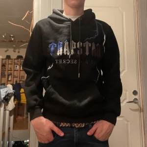 Trapstar Tröja - Säljer denna riktigt sköna hoodie pga inte min stil längre🤩