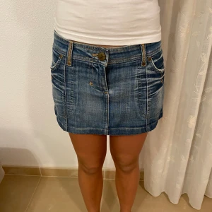 Jeans kjol  - Jeans kjol med fina detaljer