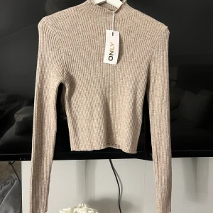 Topp - Super fin och skön. Aldrig använd pris lapp kvar som syns på bilden. Har ej liten polo detalj vid halsen. Nypris 299kr. Den är i en L men skulle säga att den är som en S/M