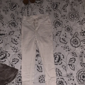 Vita high w skinny jeans 😇 - Skinny jeans, strl Xs-S. Säljer då det inte faller mig i smaken. Bara testade 🤗 Priset är inte fast. 