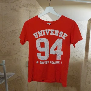 Röd T-shirt  - Röd t-shirt för nån mindre