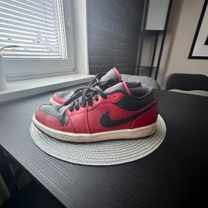 Jordans  - Röd/svarta Jordans i storlek 43, välanvända men fortfarande i bra skick 