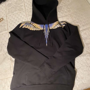 Marcelo burlon hoodie  - Marcelo burlon hoodie storlek L, Köpt på miinto för 3699 och endast prövad (stort sett ny) . Ej kvar kvitto osv därav billigt pris. Vid frågor är det endast höra av sig