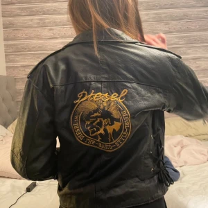 Diesel skin jacka  - Jätte fin vintage diesel skin jacka 🧥 perfekt för vår. De finns några defekter som visas i bilden. Priset går att diskutera🩷🩷 (skiv för mer bilder och kan ta på också!!)