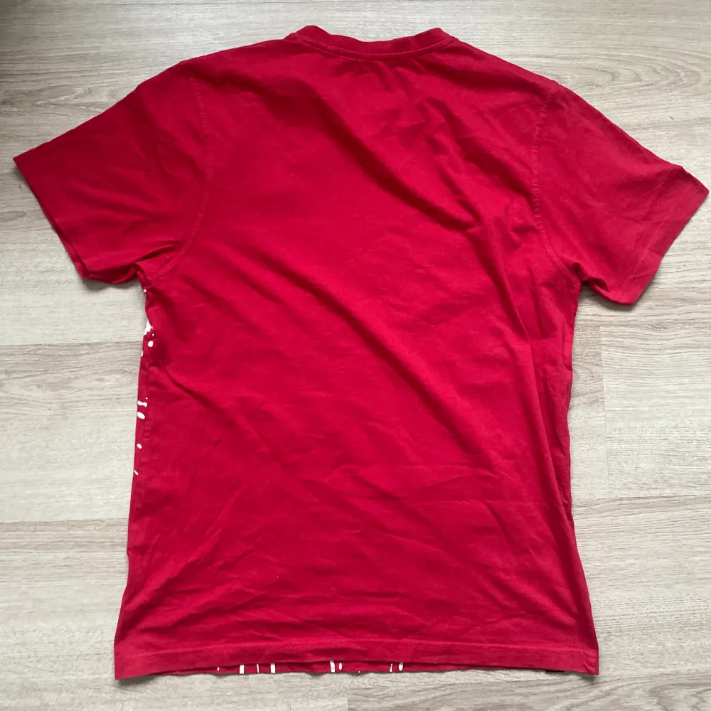 Röd Tapout T-shirt i size M med riktigt fet stor print. Bra skick förutom bortklippt tvätt-tag på insidan. Jag på bild är 183cm/80kg men DMa för mått eller frågor. 😝Riktigt Laidback avicii. T-shirts.