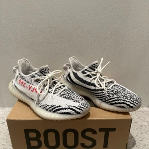 Yeezy boost 350 V2 - Säljer dessa helt perfekta och skönaste skorna någonsin, Dom är testade en gång och i helt nyskick, Såklart äkta vilket man kan se på kvaliten! Säljer eftersom jag har byt klädstil strax efter jag köpte hem dessa och nu har dom inte använts på länge!