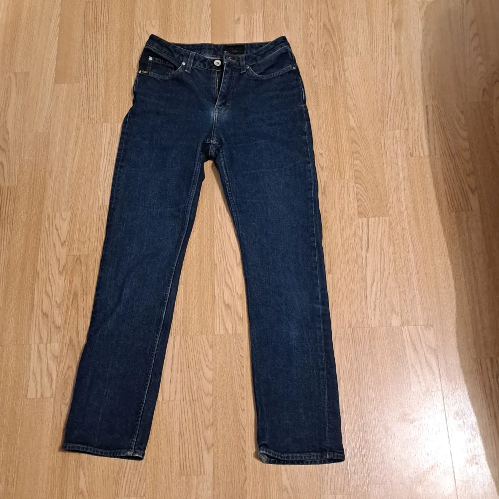 Säljer ett par mörblåa jeans från tiger of sweden  Skicket på byxorna är väldigt bra ca 8/10. Jeans & Byxor.