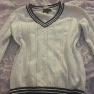 Stockholm stil tröja - tycker inte om denna har bara haft den en gång på mig, Ni som gillar stockholm still eller Scandinavian stil skulle definitivt denna tröja vara en bra tröja för er 