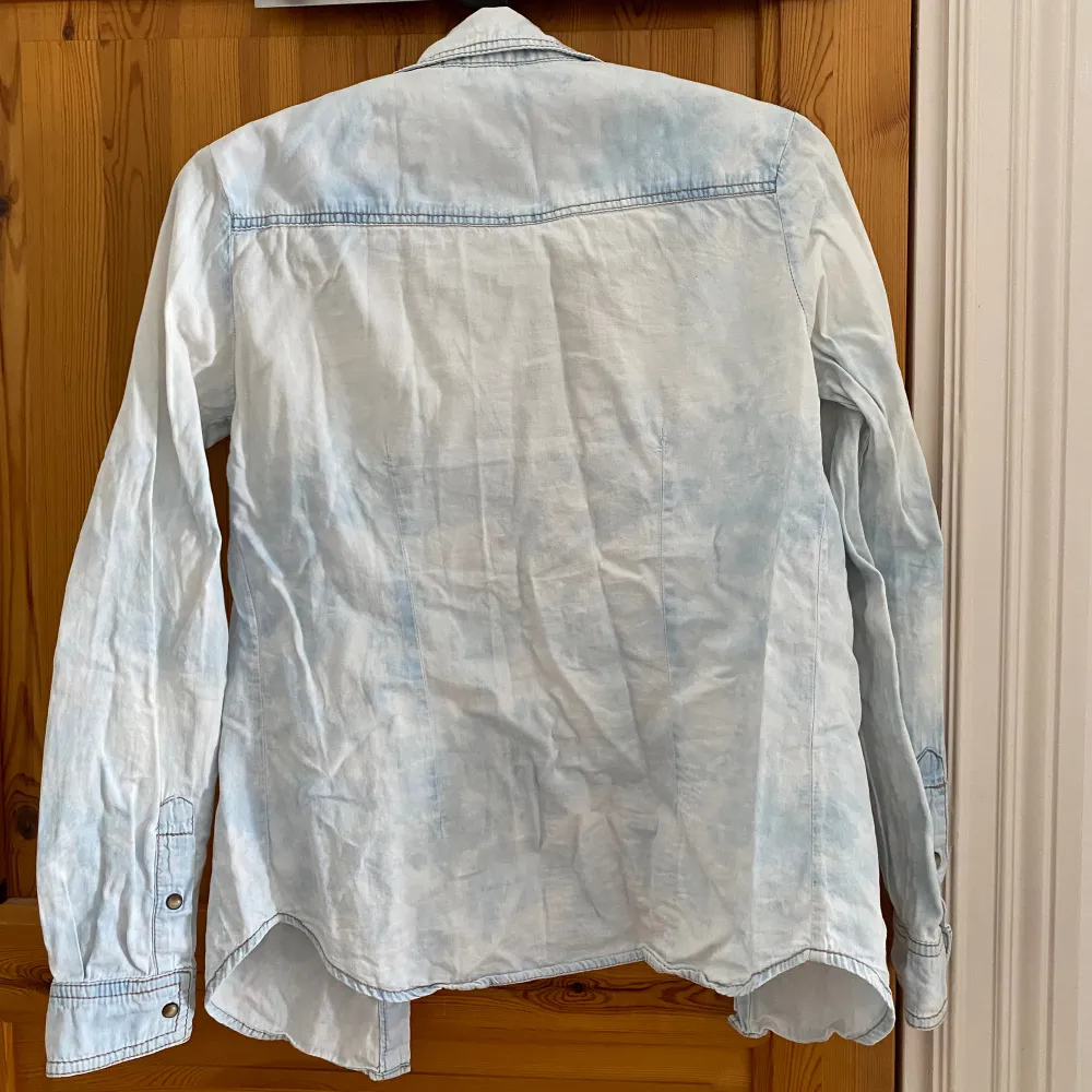 Ljusblå skjorta blandat med vitt. Knappt använd och väldigt snygg!. Skjortor.