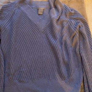 Stickad - Blå stickad tröja storlek XS säljer för 39kr