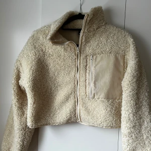 Teddybjörn jacka  - Vårig jacka som passar perfekt nu till våren/sommaren. Köpt för ett tag men använd få gånger 