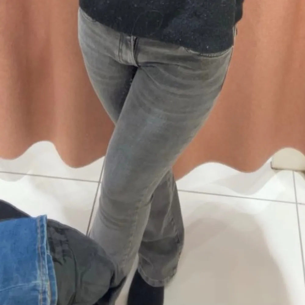 Säljer nu ett par gråa jeans från Gina i storlek 34 säljer pågrund av dålig användning, jag är 163 och de sitter bra på mig lite långa kanske men annars perfekt💕. Jeans & Byxor.