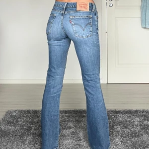 Levis - midjemått: 32cm rakt över, innerbenslängd: 76cm 💗 