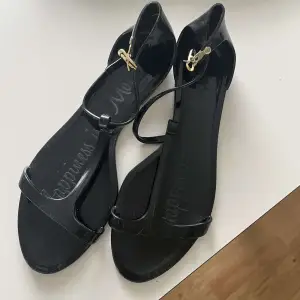 Svarta sandaler 