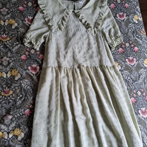 Grön volangklänning - Ljusgrön i färgen och helt oanvänd! En lång sommarklänning som köptes från Monki.🦋🌻