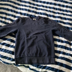Moncler sweatshirt  - Storlek Medium skick 7/10 Bara tröja ingen box elller kvitto  QR-kod funkar och allt 
