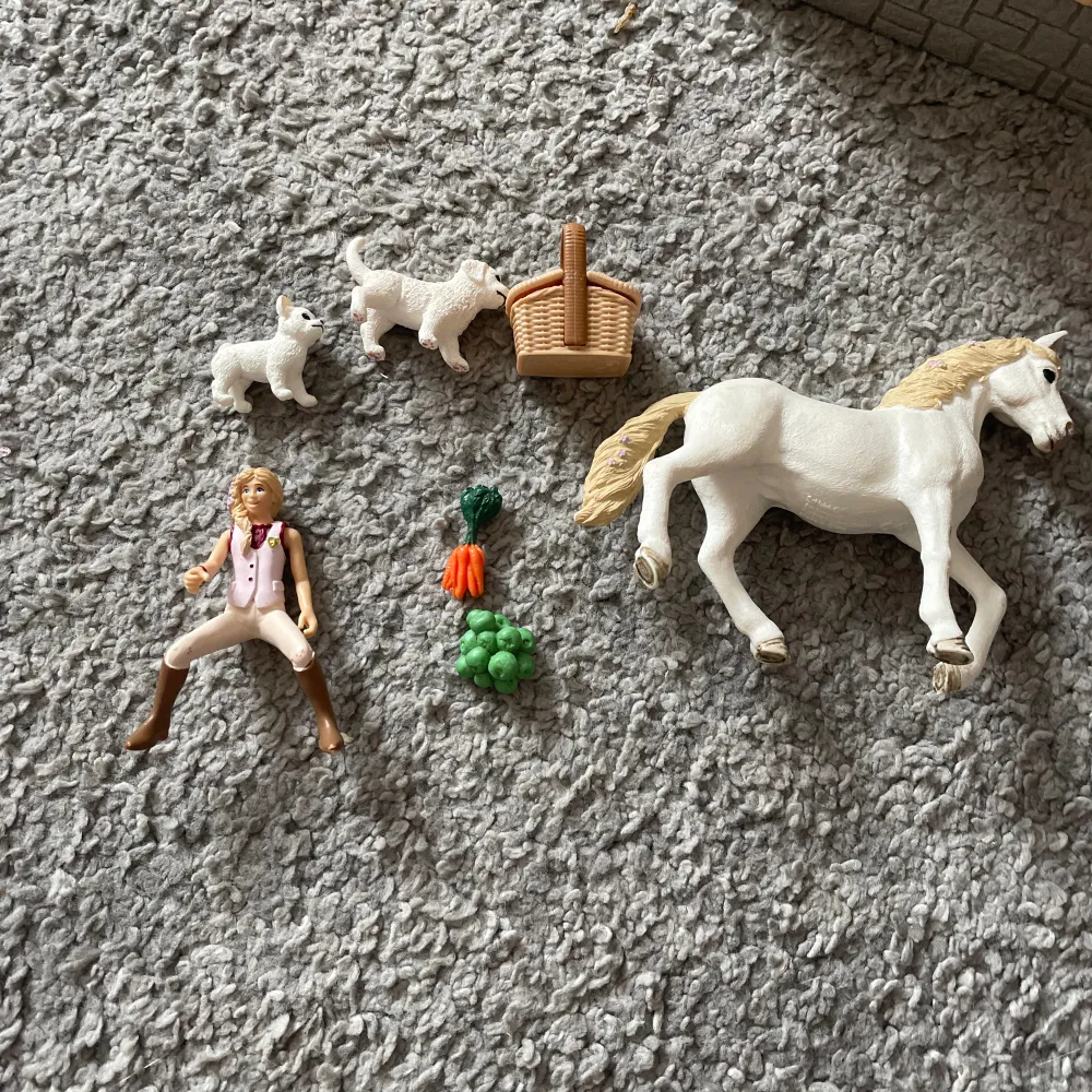 En häst, en gubbe , två hundar, ,morot, äpplen och en korg . Övrigt.