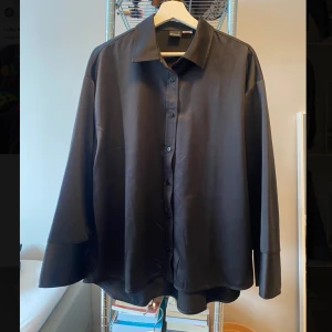 Satinskjorta - Skjorta i satin från Gina Tricot i storlek S, men väldigt oversized
