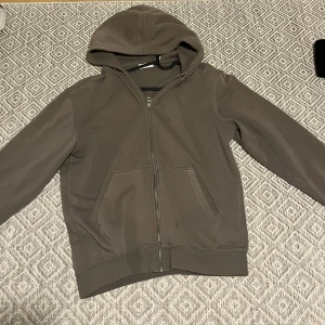 Weekday hoodie - En fin zip hoodie från Weekday. Storlek M passar även S.