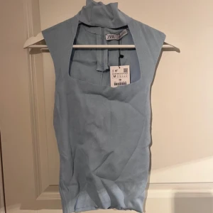 Cut out topp Zara - Ljusblå cut out topp med prislapp kvar❣️ Storlek M men passar även S.