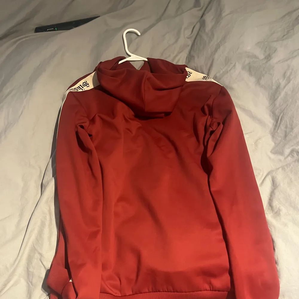 Använd SikSilk Hoodie storlek M. Färg röd. Finns byxor till så skriv kan man lösa en deal för båda. Mvh.. Hoodies.