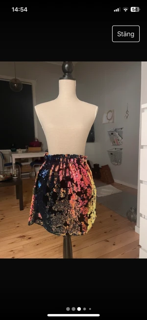 Glittrig/ paljetter topp/kjol - Går att använda som båda. Topp- strlk S-M , kjol- strlk xs -m 