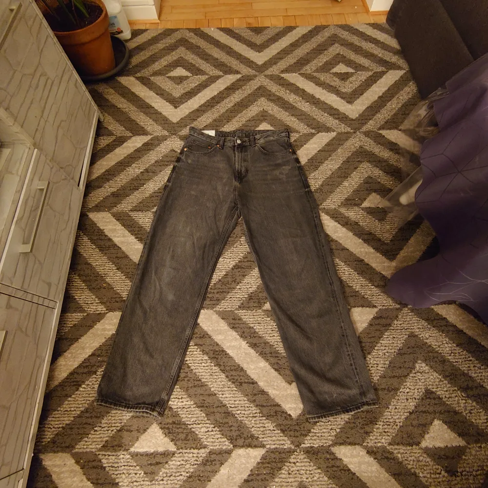 Hej  Jeans som har inte kommit till användning Helt nya, har glömt dem helt.  Grå Svarta⚫ H&M (Loose fit) . Jeans & Byxor.