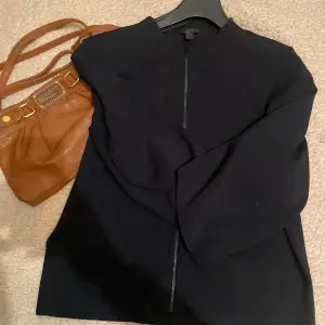 Cos zip up cardigan trekvartsärmad💙 köpt sacond hand men i fint skick💙 Sååå cool och unik att använda som vårjacka💙 Använd gärna köp nu❤ 
