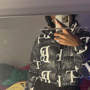 Svart puffer jacka - Säljer denna fina puffer jacka, knappt använd 