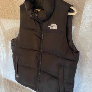 North face väst - Tjena. Säljer en helt ny North face väst som jag aldrig använt för den var för stor. Passar perfekt nu till Våren. Storlek L-XL. Alla Tags finns med.