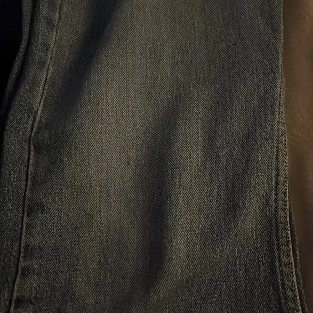 Hej säljer nu mina jeans från ginatricot i str 36 Jeansen är mycket använda men fortfarande i bra skick finns några skavanker som ni kan se på bilderna. Fler frågor kom privat💕. Jeans & Byxor.