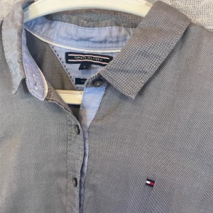 Tommy hilfiger skjorta - Säljer en tommy hilfiger skjorta. Jättebra kvalite, knappt använd, som ny helt enkelt. Perfekt nu till sommaren. Står storlek 8 men skulle säga att den sitter som S typ. Nypris runt 1200kr