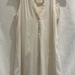 Ljus sommarklänning - Sommarklänning från EDC by Esprit i två lager. 