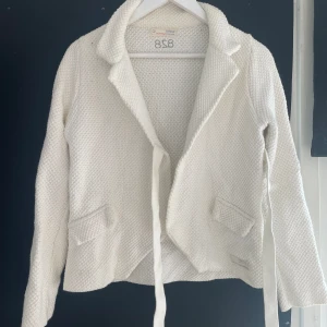 OddMolly kofta - Säljer denna kofta från OddMolly som sitter så fint. Koftan är väl använd men inga större fläckar/skador. Koftan är i storlek 1 vilket motsvarar storlek S. 