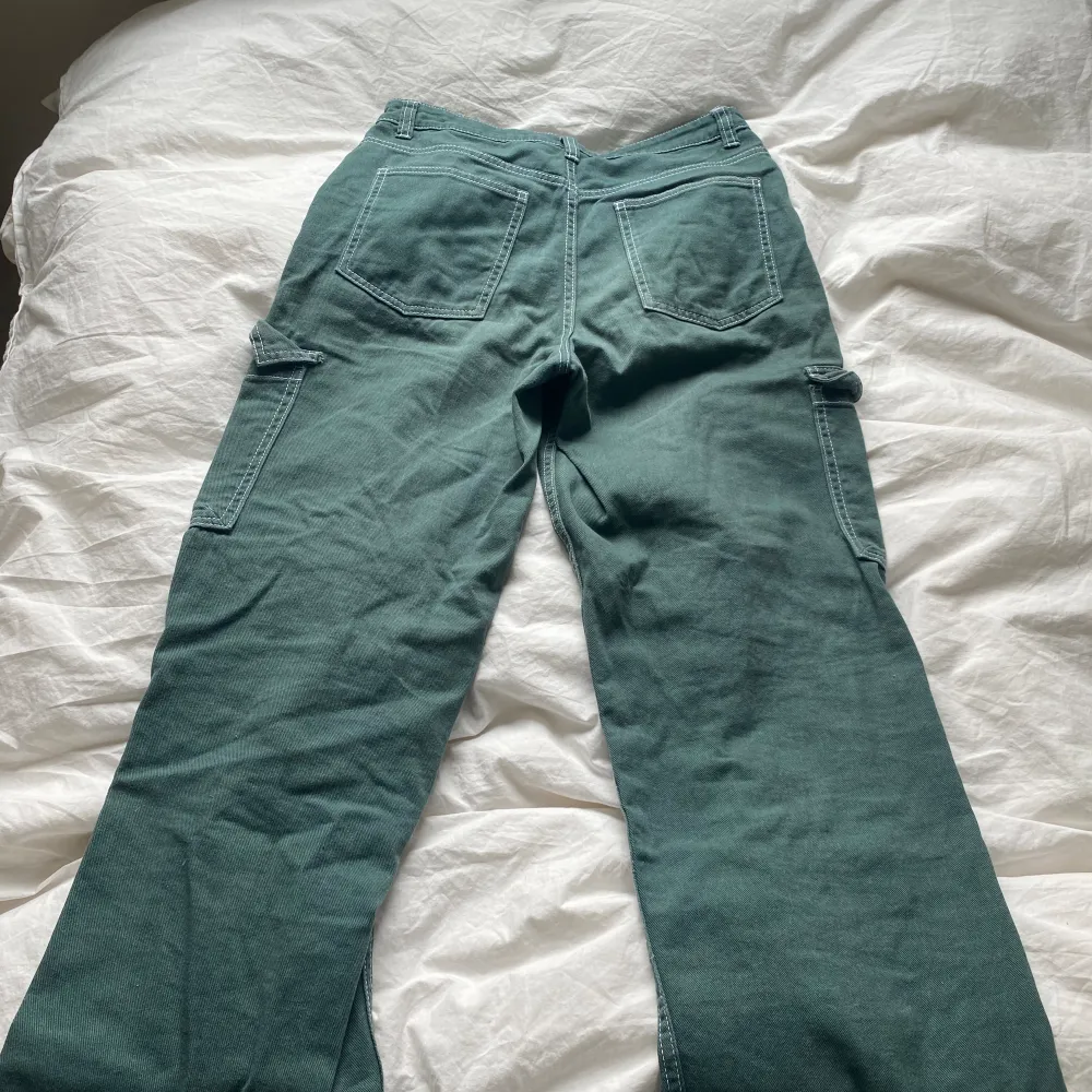 Säljer dessa cargo byxor från hm som är jätte fina. Säljar pga att jag har bytt stil . Jeans & Byxor.