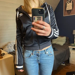 Adidas zip up - Säljer nu denna jätte fina marinblåa adidas zip up hoodien i storlek 34 då den är lite liten för mig! Köpt här på Plick och har bara kommit till användning tre-fyra ggr och är i väldigt bra skick! 💗