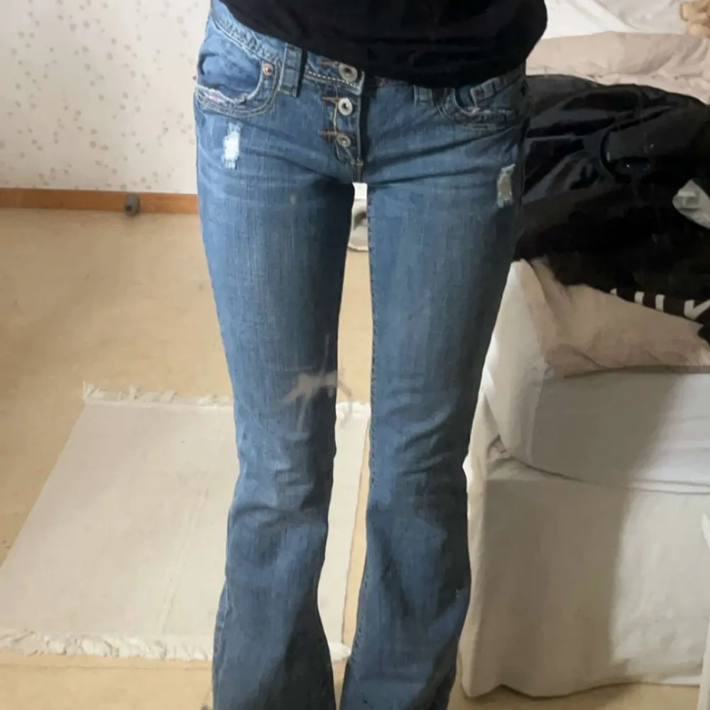 jättefina blåa low waist jeans💖 midja - 36 cm innerben - 81 cm passar mig som är 168 cm💖. Jeans & Byxor.