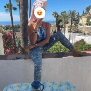 Byxdress - 👖BLÅ BYXDRESS  Köpte den på Costa del Sol Byxdress med fickor, justerbar midja band, knyt band bakom och öppet rygg Inga anmärkningar  