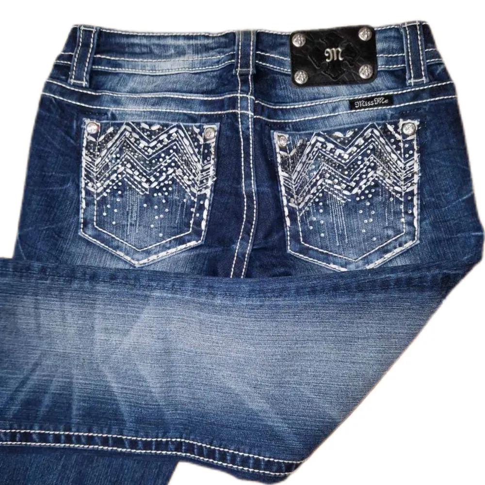 Miss Me jeans i modellen ”JE8000B/boot” midjemåttet rakt över är 39cm. Ytterbenet 106cm och innerbenet 86cm. Jeansen är som nya. Kontakta vid intresse!. Jeans & Byxor.