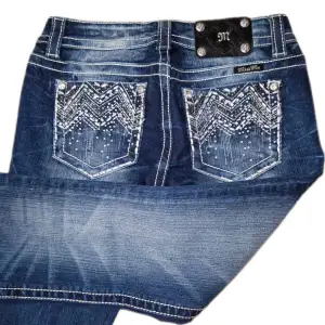 Miss Me jeans i modellen ”JE8000B/boot” midjemåttet rakt över är 39cm. Ytterbenet 106cm och innerbenet 86cm. Jeansen är som nya. Kontakta vid intresse!