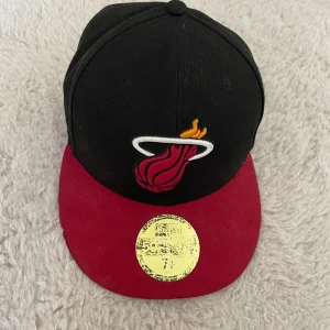 New era keps 59 fifthy miami heat - Den är äkta och i bra skick även om stickers är lite suddigt och visiret är lite böjt. Köpte i Hatstore för 500kr. Storlek: 7 1/4= 57, 7 cm. Priset kan diskuteras vid snabb affär 