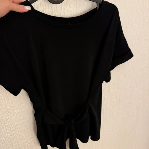 Fin t shirt - Fin t-shirt knappt använt. Man kan båda knyta banden fram eller bak.