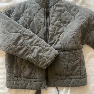 Populär quiltad jacka Zara - Populär jacka från zara i grå. Använd 5 gånger, storlek m. Nypris 800 säljes för 600.