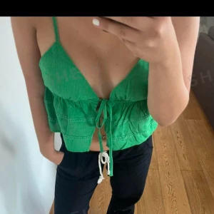 Grön topp - Säljer denna jättefina linne toppen! Jättefin grön färg perfekt till sommaren, endast använd 2 gånger och är i nyskick💕 säljer då den blivit lite för liten.