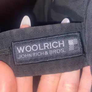 Säljer min svarta äkta woolrich jacka med äkta päls, eftersom den inte kommit till användning på ett tag. Den är i ganska fint skick . Den är i storlek M. Nypris är runt  Pris kan diskuteras vid snabb affär:)