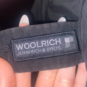 Woolrich jacka - Säljer min svarta äkta woolrich jacka med äkta päls, eftersom den inte kommit till användning på ett tag. Den är i ganska fint skick . Den är i storlek M. Nypris är runt  Pris kan diskuteras vid snabb affär:)