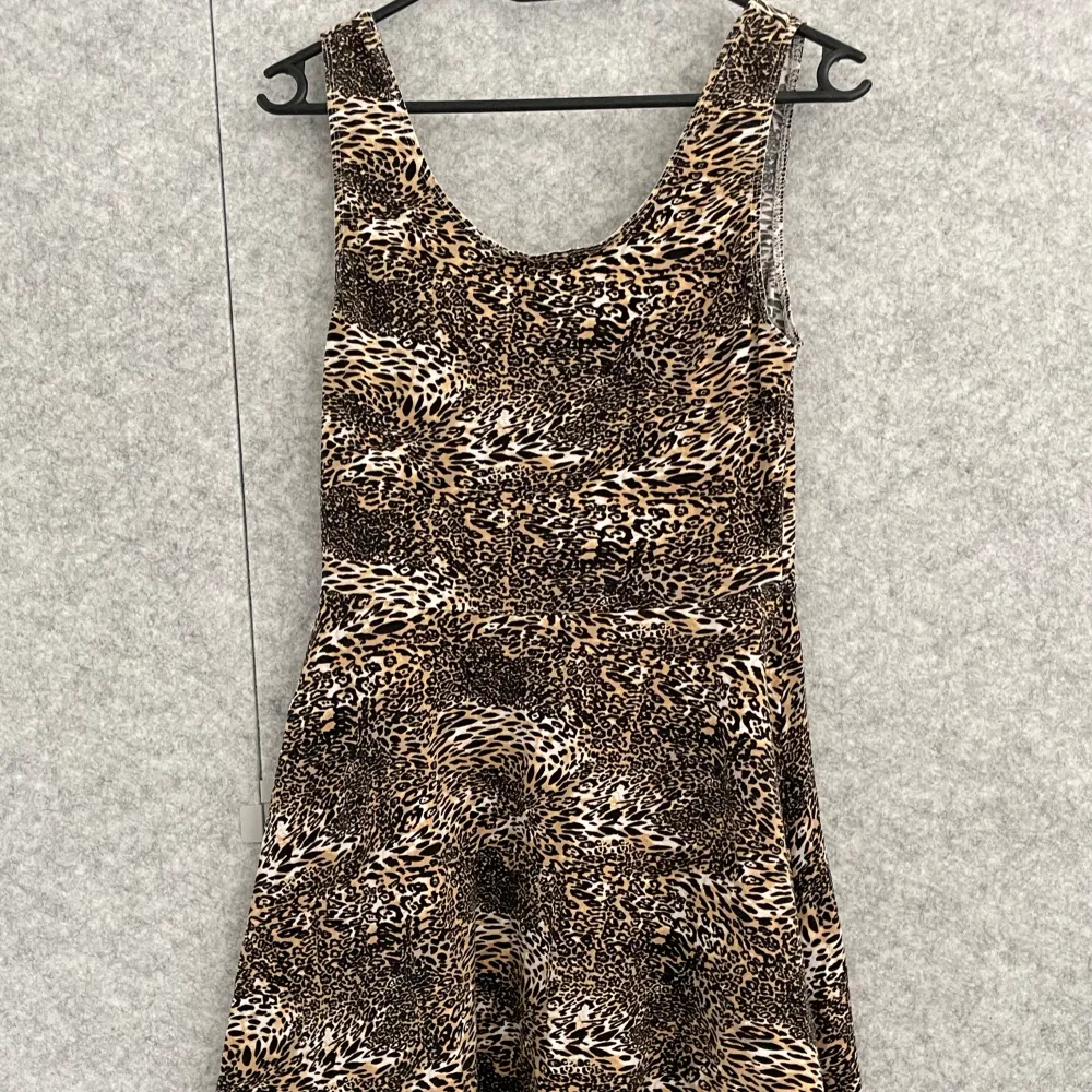 Vacker leopard mönstrad klänning i bra skick. . Klänningar.